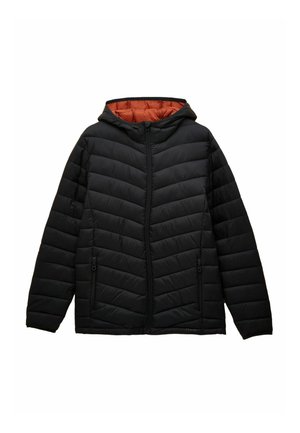 Schwarze Pufferjacke mit einem Chevron-Steppmuster, Frontreißverschluss, zwei Seitentaschen und einem kontrastierenden orangefarbenen Innenfutter. Mit Kapuze.
