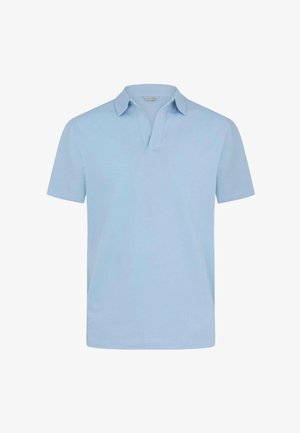 Polo de manga corta azul claro con cuello abierto y sin botones, hecho de tela suave de algodón.