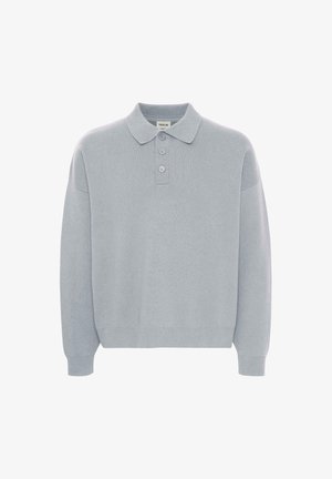 Suéter de polo de punto de manga larga en gris claro con puños y dobladillo acanalados, que presenta una tapeta de tres botones y un cuello de camisa.