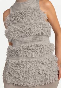 Haut sans manches gris en maille, présentant des rayures horizontales en fil duveteux texturé sur un torse ajusté.