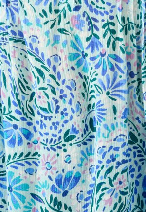 Tissu en coton floral présentant un fond bleu clair avec des motifs complexes de fleurs et de feuilles violettes et vertes, texturé de légères ondulations douces.