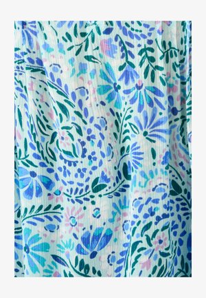 Bloemen katoenen stof met een lichtblauwe achtergrond en ingewikkelde patronen van paarse en groene bloemen en bladeren, getextureerd met zachte golvingen.