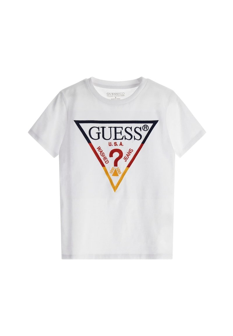 Vit bomull t-shirt med en triangulär grafisk design i röd, blå och gul färg med texten "GUESS" och "WASHED JEANS" i mitten. Kort ärm.