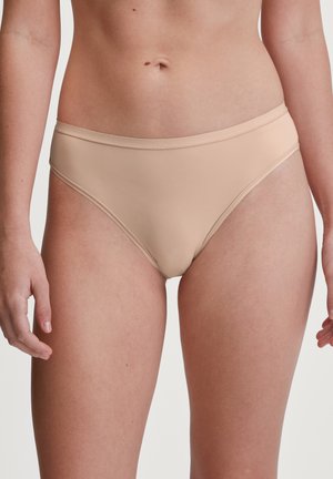 Nackte nahtlose Bikiniunterwäsche mit einem mittelhohen Bund, glatter Stofftextur und minimalistischer Gestaltung, geeignet für den täglichen Gebrauch.