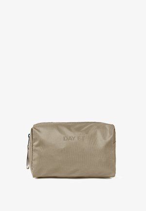 Beige rektangulær kosmetikpose lavet af glat, vandafvisende stof med præget logo, lynlåslukning og et sidehåndtag for nem transport.