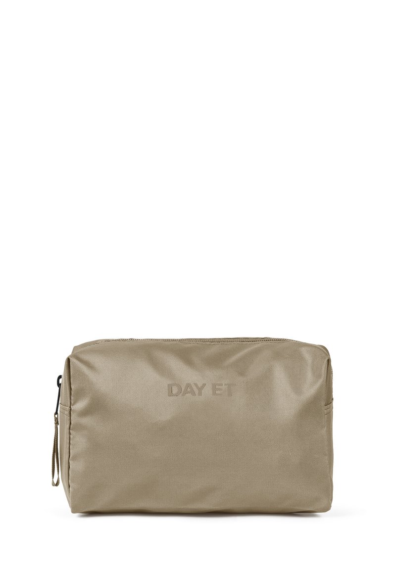 Borsa cosmetica rettangolare beige realizzata in tessuto liscio e resistente all'acqua, con logo impresso, chiusura con zip e manico laterale per la portabilità.