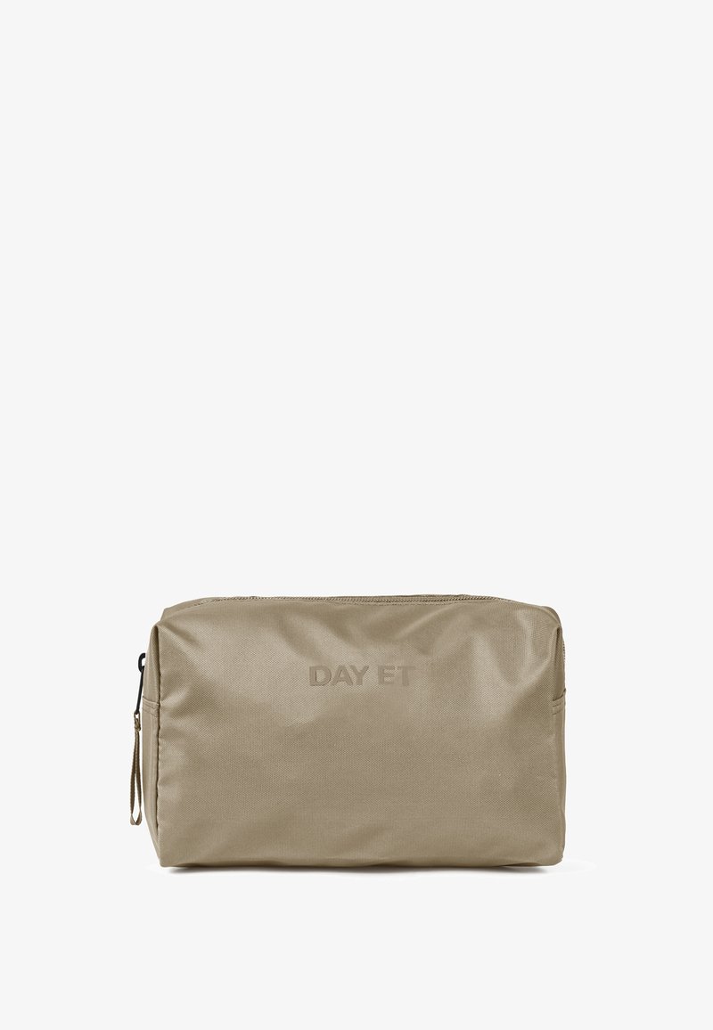 Beige rechteckige Kosmetiktasche aus glattem, wasserabweisendem Material mit geprägtem Logo, Reißverschluss und einem seitlichen Griff für die Tragbarkeit.