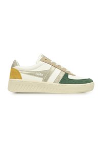 Sneaker bianco con accenti verdi, dorati e gialli. Presenta materiali scamosciati e lisci, suola di gomma spessa e design classico con lacci.
