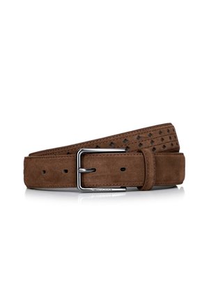 Ceinture en daim marron avec un motif découpé décoratif, boucle rectangulaire en métal argenté et quatre trous d'ajustement.