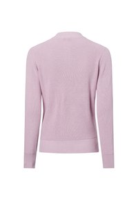 Lichtroze sweater, geribbelde textuur, lange mouwen en een ronde halslijn. Heeft een aansluitende zoom aan de onderkant en manchetten. Schoon, eenvoudig ontwerp.