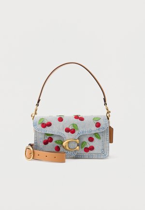 Denim håndtaske med rødt kirsebærembroidery, guldfarvet "C" lukning, cognacfarvet læder skulderrem og aftageligt bredere læderbælte.