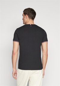 Tommy Hilfiger LOGO TIPPED TEE - Pamata T-krekls - black