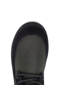 Zapato negro y verde oliva con parte superior lisa y texturizada, puntera redondeada y cordones negros. Materiales de ante y nylon con detalles en contraste.