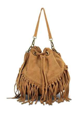 Sac seau en daim marron avec fermeture à cordon, longue bandoulière, crochets en métal et détails de franges le long du bord inférieur.