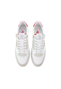 Vita och ljusgrå sneakers med röda accenter, texturerad mocka och läder, perforerad tåbox och kontrasterande snören. Logotyp tryckt på innersulorna.