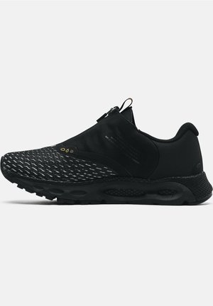 Baskets slip-on noires avec semelle en caoutchouc texturée, tige en mesh, accents réfléchissants et fermeture éclair pour un enfilage facile. Design léger.