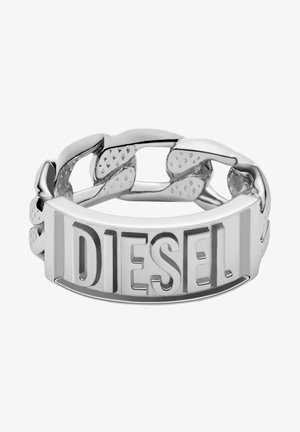 Sølvmetalring med kædeleddesign, indgraveret med "DIESEL" på en glat ring. Teksturerede detaljer på kædeled.