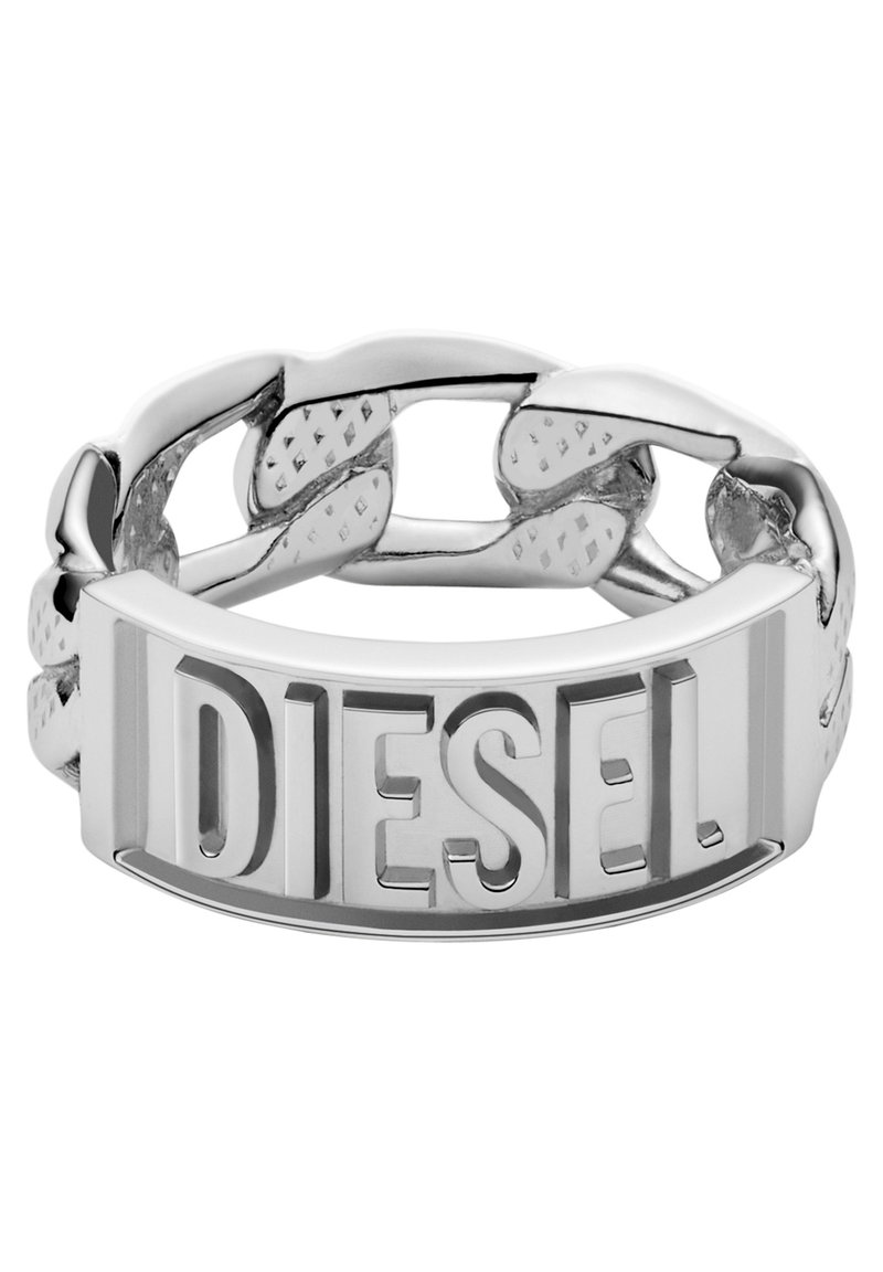 Anello in metallo argento con design a catena, inciso "DIESEL" su una fascia liscia. Dettagli testurizzati sui segmenti della catena.
