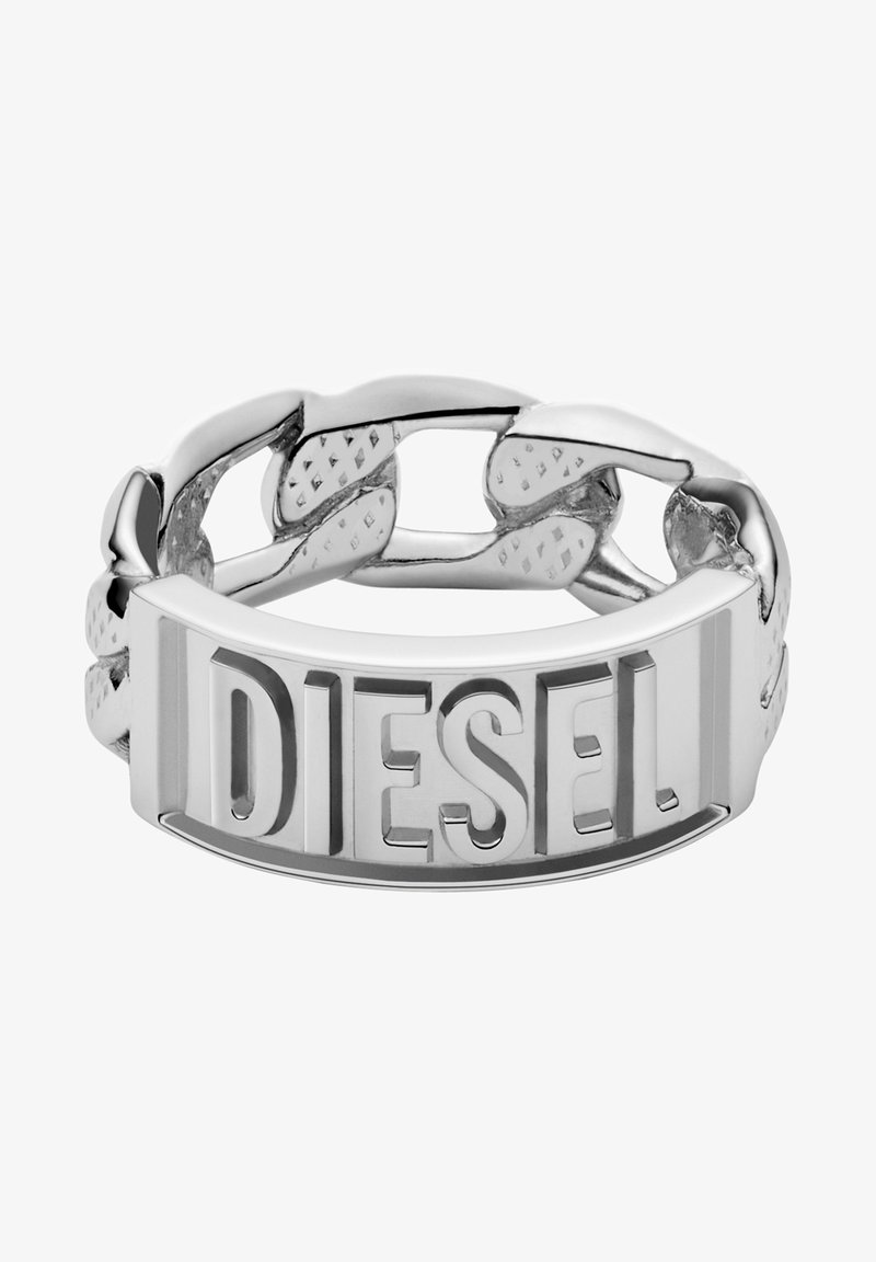 Anello in metallo argento con design a catena, inciso "DIESEL" su una fascia liscia. Dettagli testurizzati sui segmenti della catena.