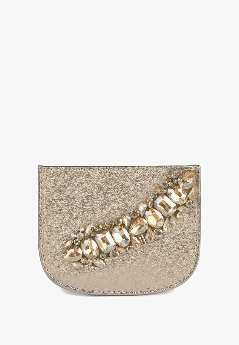 Bolso de piel metálica dorada con un acabado texturizado, que presenta un grupo de piedras preciosas claras y de oro claro a lo largo de un borde curvado.