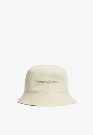 Beżowy kapelusz typu bucket z wyhaftowanym logo "tommyjeans" na środku z przodu, z przeszywanym rondem.
