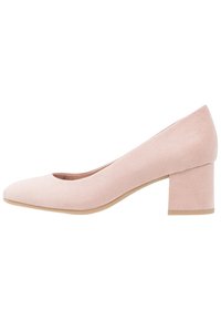Décolleté con tacco a blocco in suede rosa, con punta arrotondata e dettaglio a taglio sulla tomaia. Texture liscia e design del tacco solido e robusto.