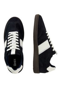 Sneaker in camoscio blu navy con accenti bianchi e lacci, caratterizzate da una suola in gomma testurizzata e un design della punta rotonda. Logo presente sulla soletta.