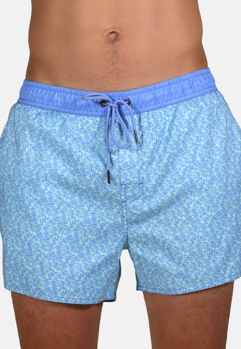 Maillots de bain bleu clair avec un motif corail. Comprend une ceinture élastique avec un cordon de serrage et des accents bleus contrastants.