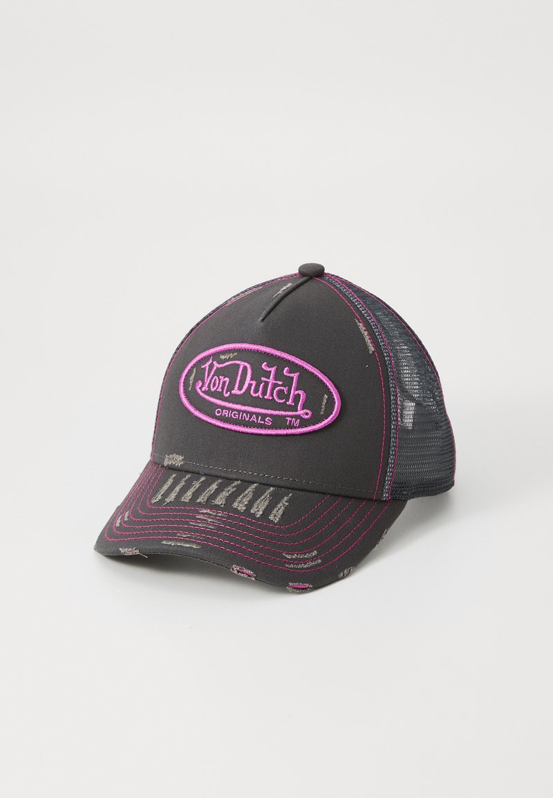 Crna kapa s ružičastim logotipom "Von Dutch Originals", mrežasta pozadina, zakrivljeni brijeg, izblijeđeni dizajn, ružičasti šavovi i dugmad na vrhu.