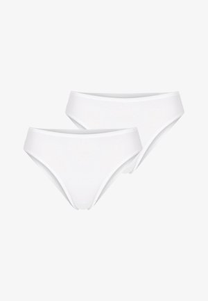 Dvě jednoduché bílé dámské kalhotky ve stylu bikin, zobrazené překrývající se na bílém pozadí.