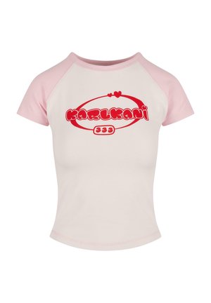 T-shirt à manches courtes avec des manches raglan roses et un corps blanc, arborant un logo "KARL KANI" rouge vif et un motif de cœurs.