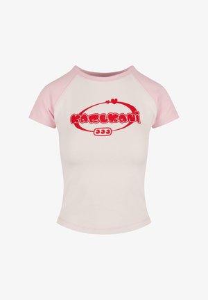 Tricou cu mânecă scurtă, cu mâneci raglan roz și corp alb, având un logo îndrăzneț "KARL KANI" roșu și un design cu inimioare.