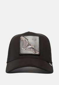 Cappellino da camionista nero con una toppa quadrata che presenta un design di un gufo in volo ricamato e il testo "FLY", tessuto testurizzato e pannelli laterali in rete.