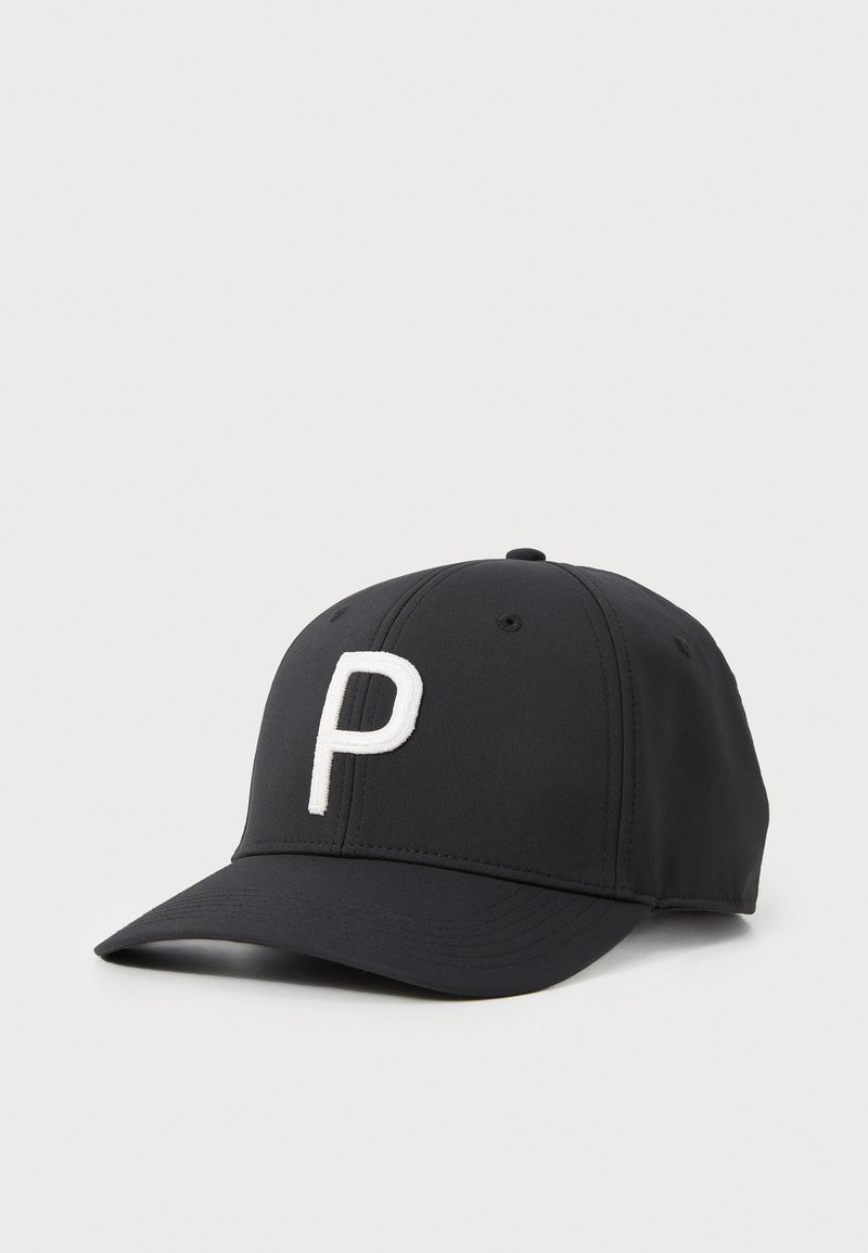 Svart keps med rundad skärm och broderat vitt bokstav "P" framtill. Tillverkad av ett slätt tyg med strukturerade design detaljer.