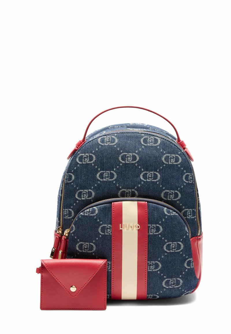 Zaino in denim con stampa del logo, dettagli sintetici rossi e una striscia dorata; include un portafoglio in pelle rossa abbinato.