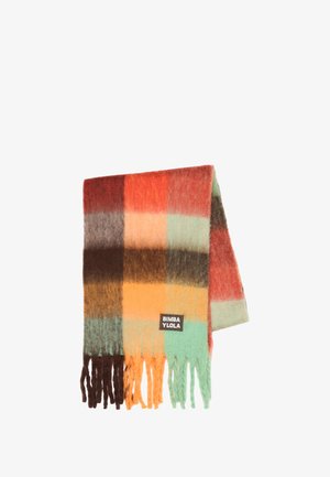 Bufanda de lana a cuadros con colores naranja, rojo, verde y marrón, con borde con flecos y una etiqueta de marca en un extremo.