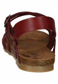 Sandalo in pelle rossa con design a cinturini, apertura posteriore, soletta in sughero e suola in gomma testurizzata per aderenza e comfort.
