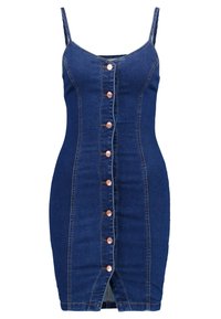 Robe en denim avec bretelles spaghetti ajustables, coupe ajustée, couleur bleu foncé, fermeture à boutons sur le devant avec accents en cuivre, et longueur jusqu'au genou.