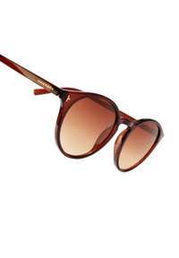 Ruskeat aurinkolasit, joissa on läpinäkyvä viininpunainen kehys, pyöreä muotoilu ja kultainen "HAWKERS"-logo templellä.