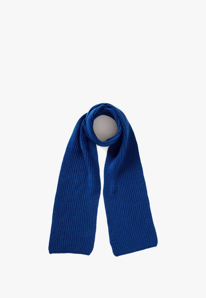 Modrý žebrovaný pletený šátek s měkkou texturou, s dlouhým designem, který se elegantně splétá. Bez viditelného kovového materiálu nebo vzorů.