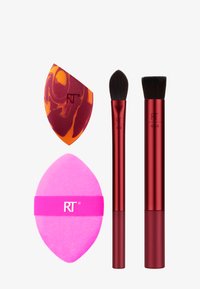 Sæt af fire make-up værktøjer: to røde børster med rundede spidser, en pink svamp med et bånd og en marmorering orange svamp. Glatte teksturer.