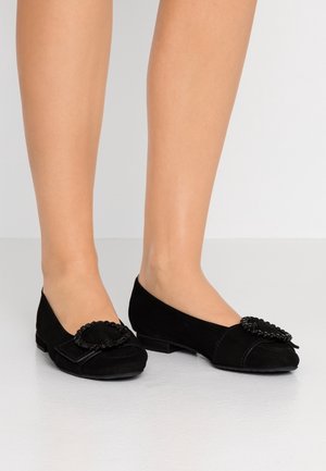 Sorte ruskinds balletflade med rund tå, dekorativ sløjfe med perledetaljer, lav hæl og glat overflade.