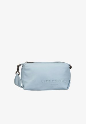Pochette rectangulaire en cuir bleu clair avec fermeture éclair en haut et logo "Liebeskind Berlin" embossé à l'avant.