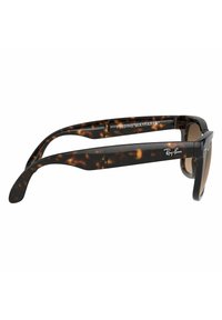 Occhiali da sole Wayfarer pieghevoli con motivo tartarugato, lenti marroni scure e dettagli neri sulle aste. Presentano un design elegante e moderno.