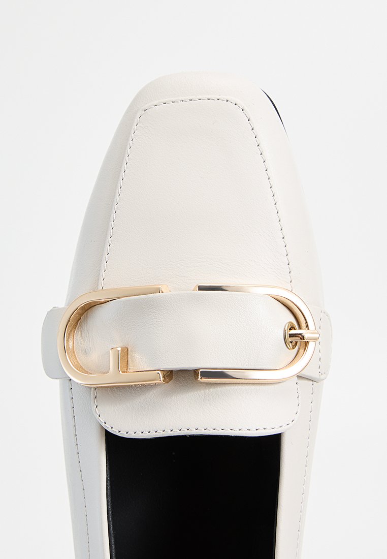 Weiße Leder-Slipper mit quadrater Zehenpartie, ausgestattet mit einer goldenen Metallschnalle und einem kontrastierenden schwarzen Innenfutter. Glatte Textur mit sorgfältiger Naht.