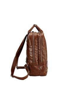 Smeđi kožni ruksak s dvostrukim zatvaračem, podesivim naramenicama i teksturiranom površinom. Ima bočnu džep i čvrstu ručku.