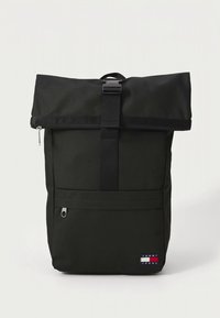 Zwarte rugzak met roll-top, gemaakt van duurzaam stof. Voorzien van een bovensluiting met gesp, een voorvak met rits en een klein logoplaatje aan de onderkant.