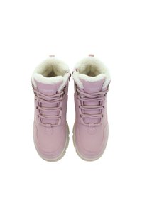 Rosa vattentäta vinterstövlar med fuskpälsfoder, säkrade med metalöglor och snören. Har en texturerad ovandel och gummisula.