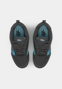 Zwarte sneakers met een blauwe accentstreep. Beschikt over een ronde neus, een getextureerde rubberen zool en veters. Vans-logo zichtbaar op de binnenzool en de zijkant.