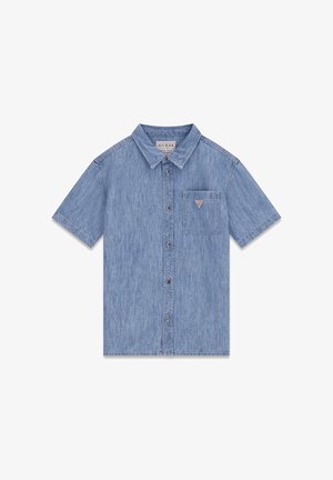 Chemise en denim bleu clair à manches courtes, boutonnée sur le devant, poche poitrine avec un petit logo triangulaire, et col classique.